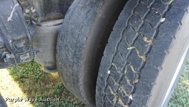 image for item DD7752 2013 Kenworth T660 semi truck