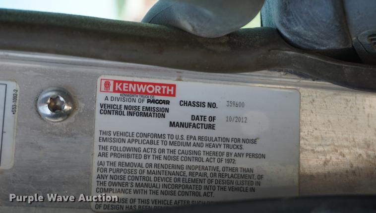 image for item DD7752 2013 Kenworth T660 semi truck