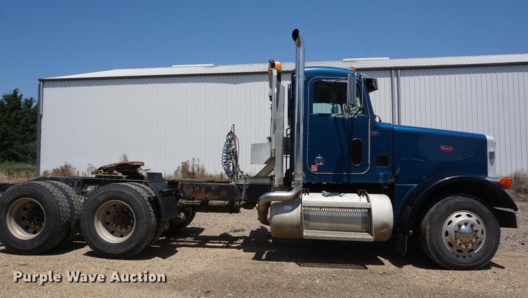 image for item DD7799 2002 Peterbilt 378 semi truck