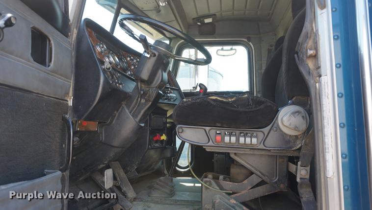 image for item DD7799 2002 Peterbilt 378 semi truck