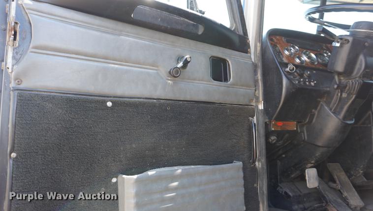 image for item DD7799 2002 Peterbilt 378 semi truck