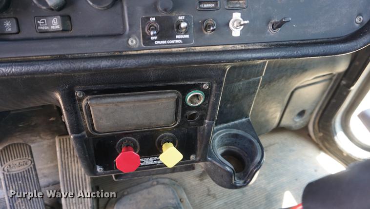 image for item DD7799 2002 Peterbilt 378 semi truck