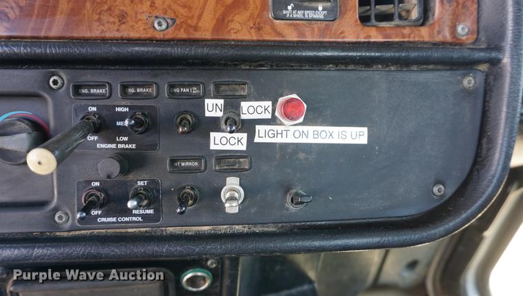 image for item DD7799 2002 Peterbilt 378 semi truck