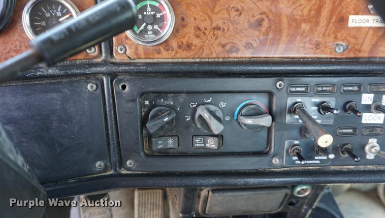 image for item DD7799 2002 Peterbilt 378 semi truck