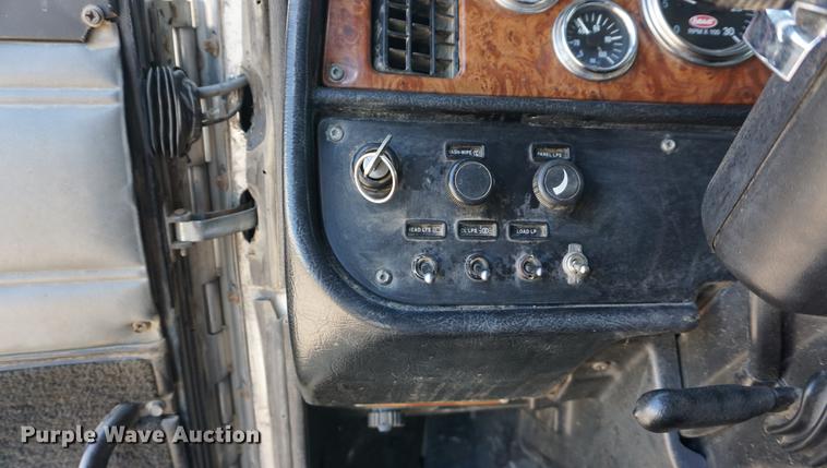 image for item DD7799 2002 Peterbilt 378 semi truck