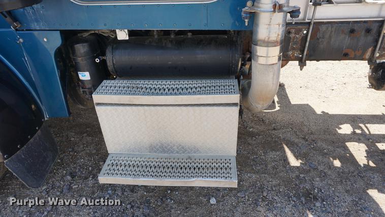 image for item DD7799 2002 Peterbilt 378 semi truck