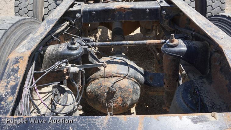 image for item DD7799 2002 Peterbilt 378 semi truck