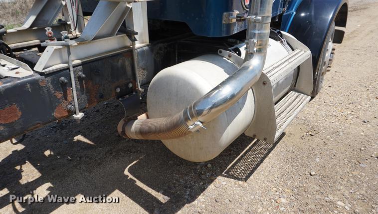 image for item DD7799 2002 Peterbilt 378 semi truck