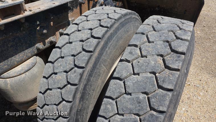 image for item DD7799 2002 Peterbilt 378 semi truck