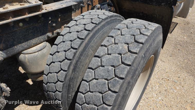 image for item DD7799 2002 Peterbilt 378 semi truck