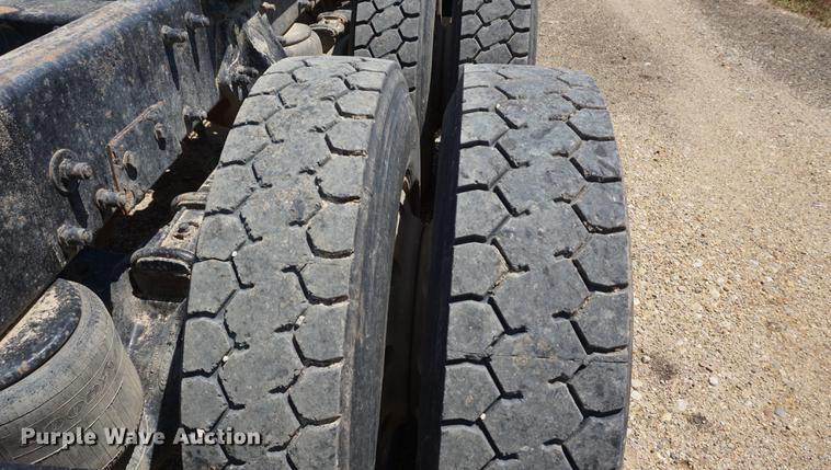 image for item DD7799 2002 Peterbilt 378 semi truck