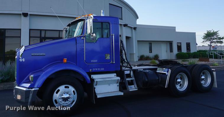 image for item DD7823 1999 Kenworth T800 semi truck
