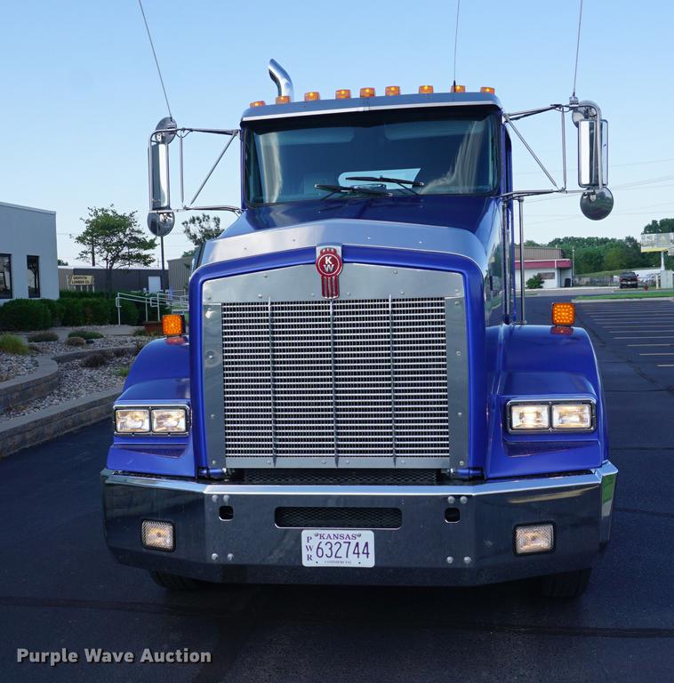 image for item DD7823 1999 Kenworth T800 semi truck