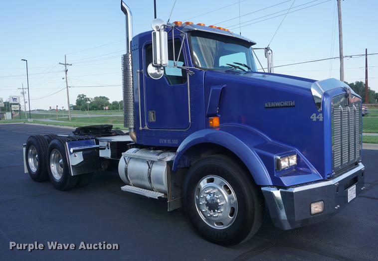 image for item DD7823 1999 Kenworth T800 semi truck