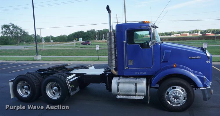 image for item DD7823 1999 Kenworth T800 semi truck