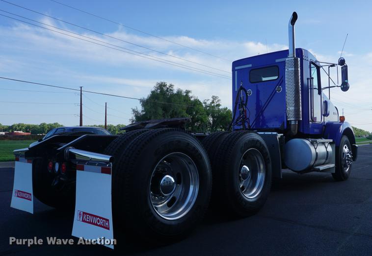 image for item DD7823 1999 Kenworth T800 semi truck