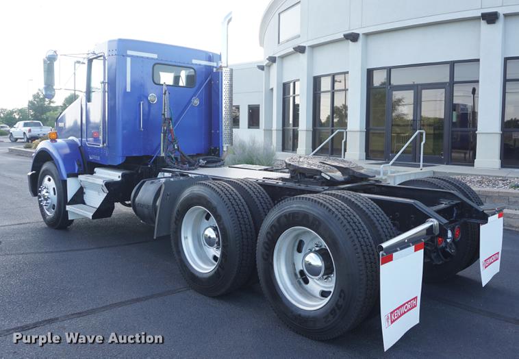 image for item DD7823 1999 Kenworth T800 semi truck