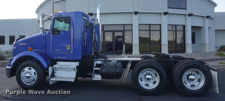 image for item DD7823 1999 Kenworth T800 semi truck