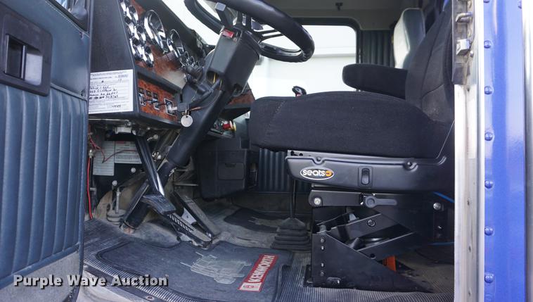 image for item DD7823 1999 Kenworth T800 semi truck