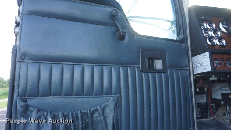 image for item DD7823 1999 Kenworth T800 semi truck