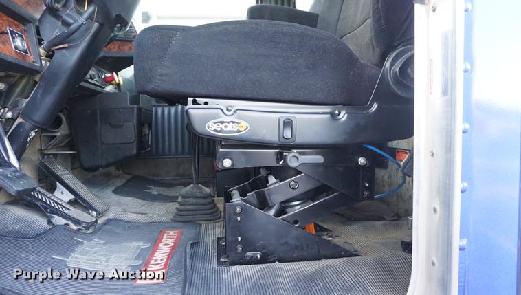 image for item DD7823 1999 Kenworth T800 semi truck