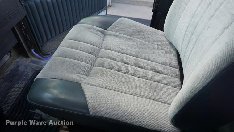 image for item DD7823 1999 Kenworth T800 semi truck