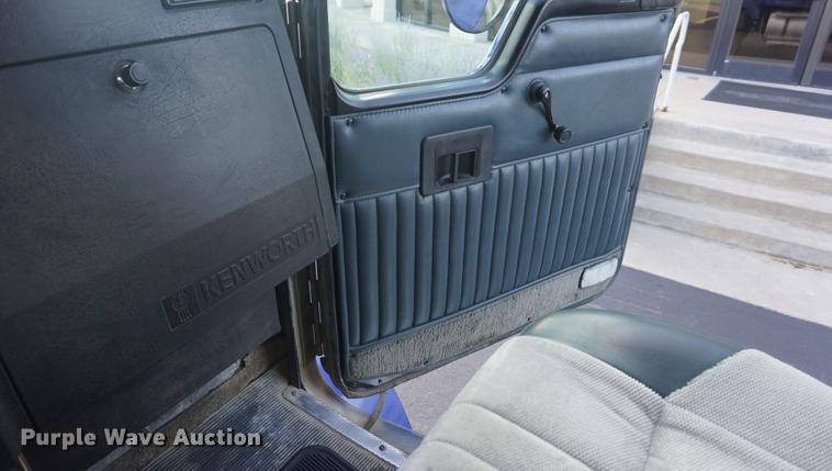 image for item DD7823 1999 Kenworth T800 semi truck