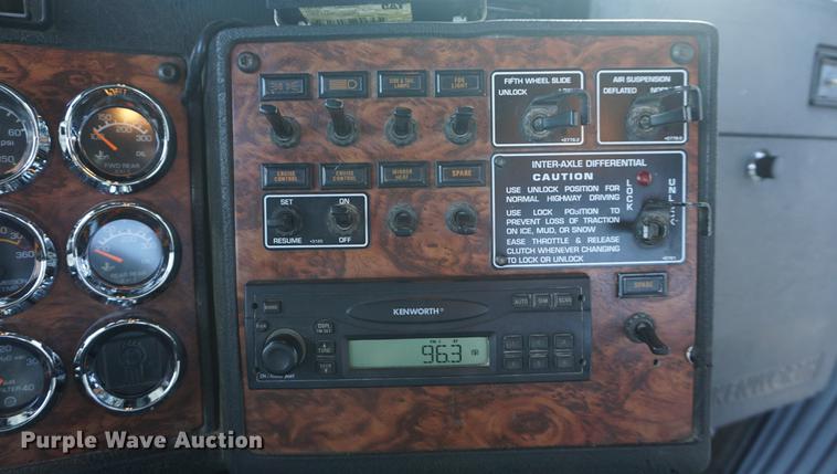 image for item DD7823 1999 Kenworth T800 semi truck