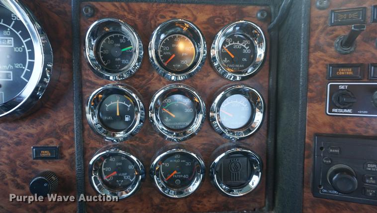 image for item DD7823 1999 Kenworth T800 semi truck