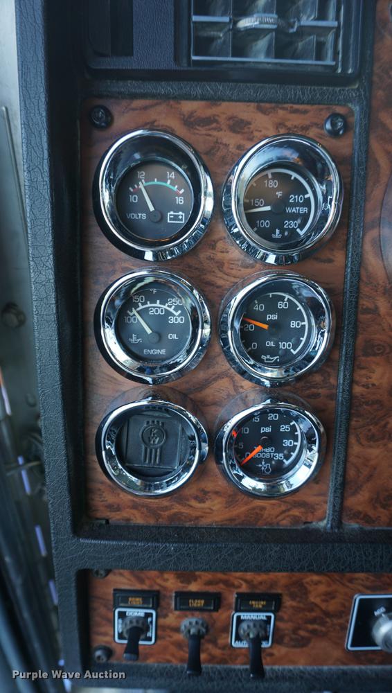 image for item DD7823 1999 Kenworth T800 semi truck