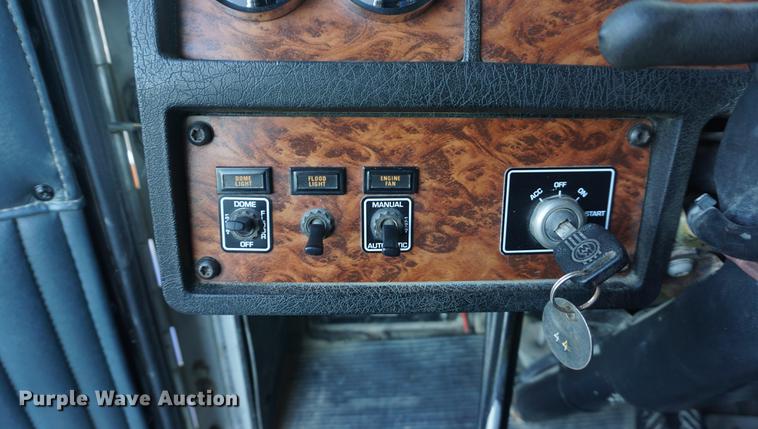 image for item DD7823 1999 Kenworth T800 semi truck