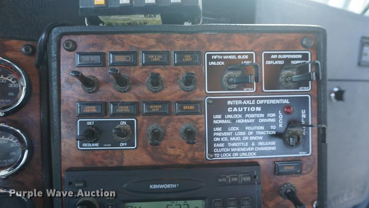 image for item DD7823 1999 Kenworth T800 semi truck