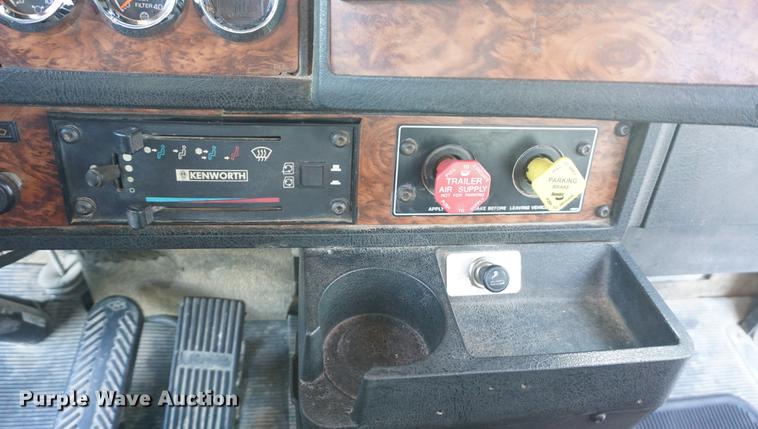 image for item DD7823 1999 Kenworth T800 semi truck