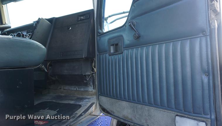 image for item DD7823 1999 Kenworth T800 semi truck