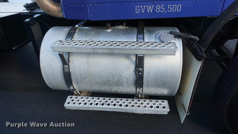 image for item DD7823 1999 Kenworth T800 semi truck