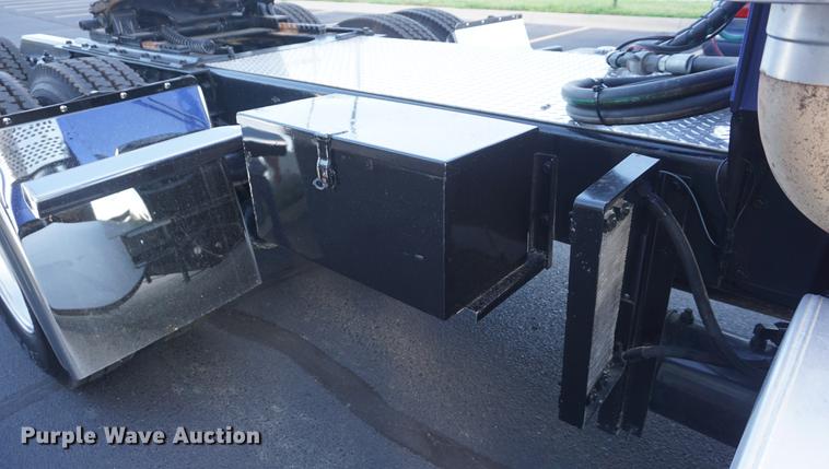 image for item DD7823 1999 Kenworth T800 semi truck