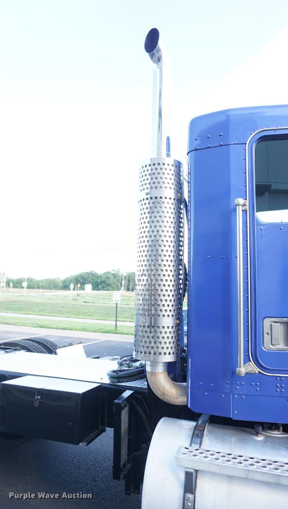 image for item DD7823 1999 Kenworth T800 semi truck