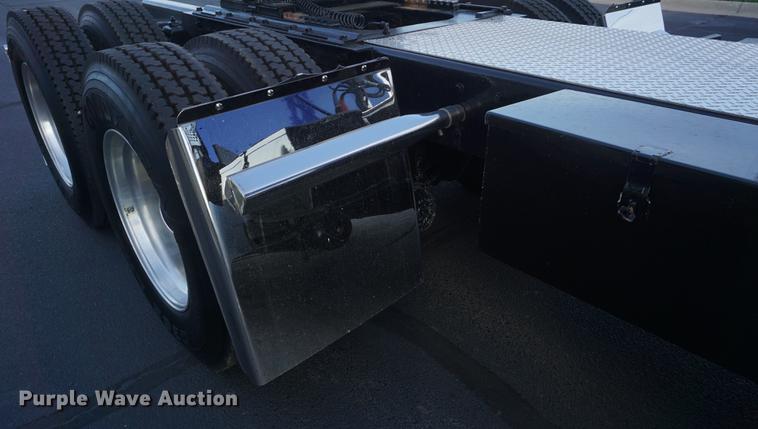 image for item DD7823 1999 Kenworth T800 semi truck