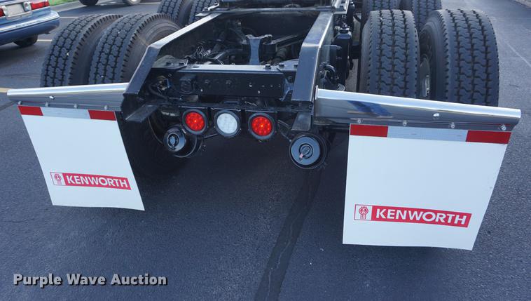 image for item DD7823 1999 Kenworth T800 semi truck