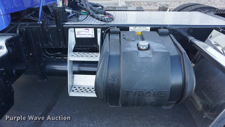 image for item DD7823 1999 Kenworth T800 semi truck