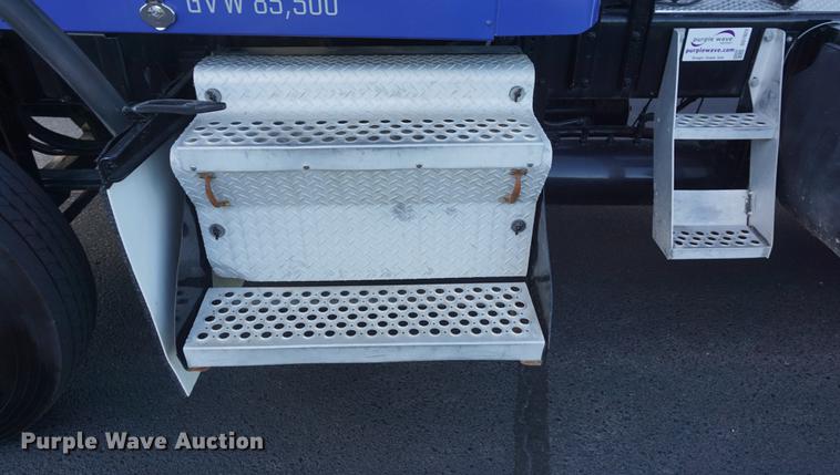 image for item DD7823 1999 Kenworth T800 semi truck