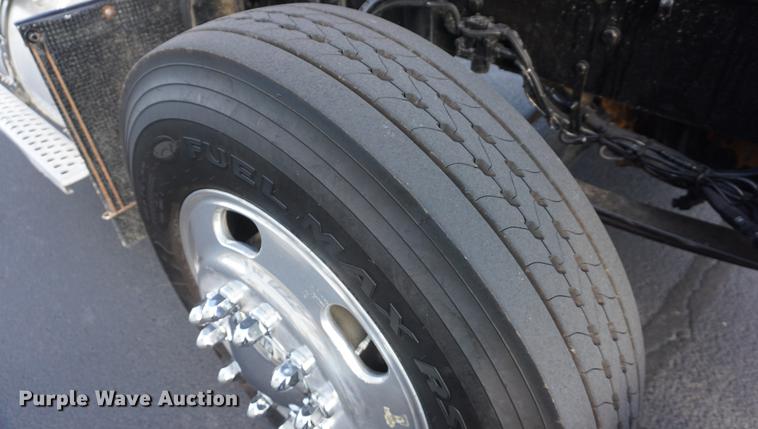 image for item DD7823 1999 Kenworth T800 semi truck