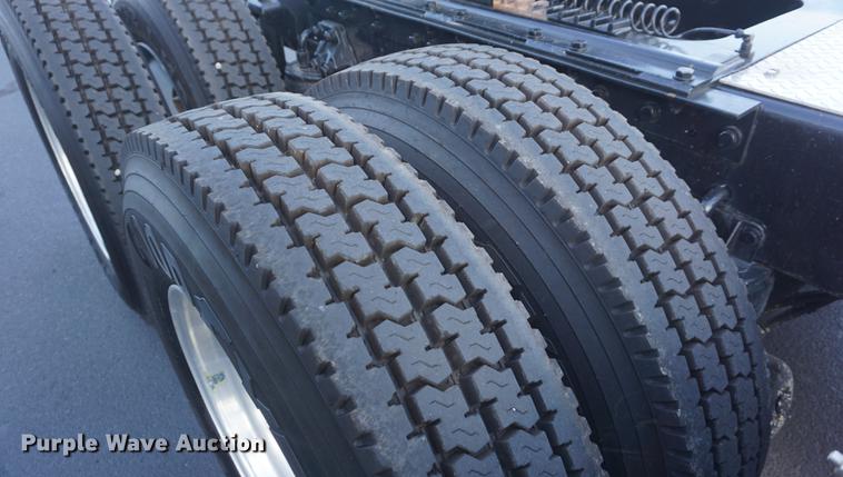 image for item DD7823 1999 Kenworth T800 semi truck