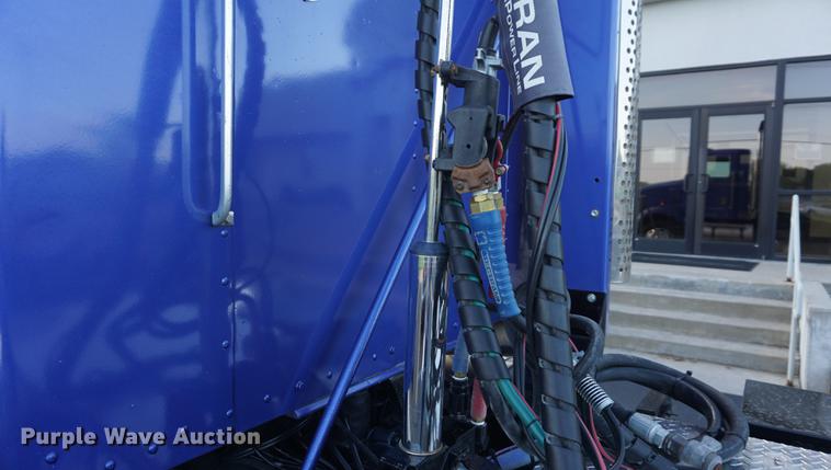 image for item DD7823 1999 Kenworth T800 semi truck