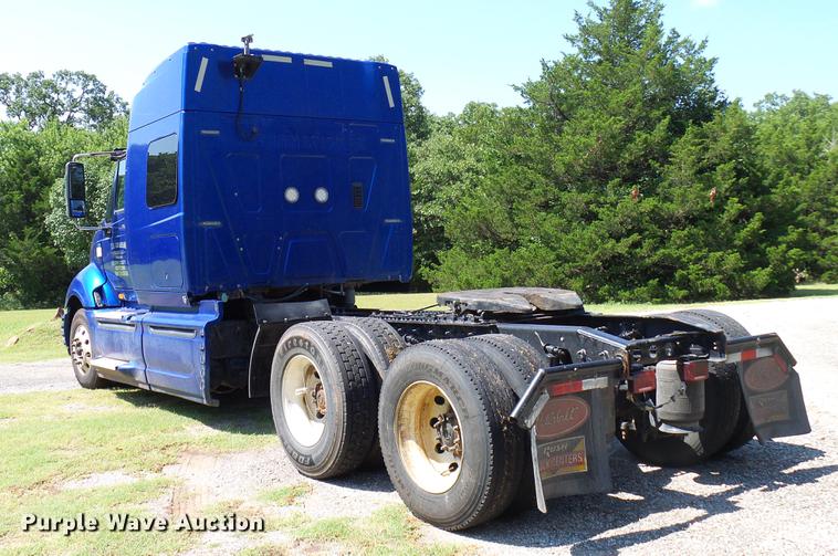 image for item DD8341 2013 International ProStar Plus semi truck