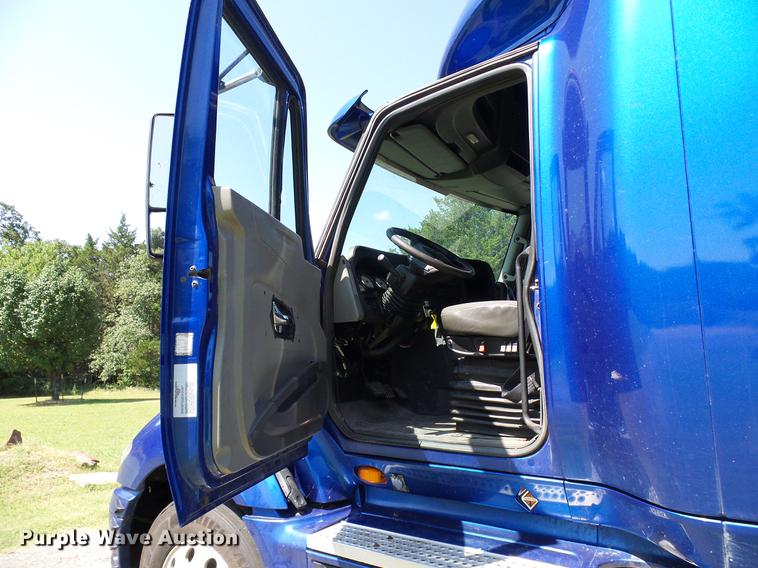 image for item DD8341 2013 International ProStar Plus semi truck