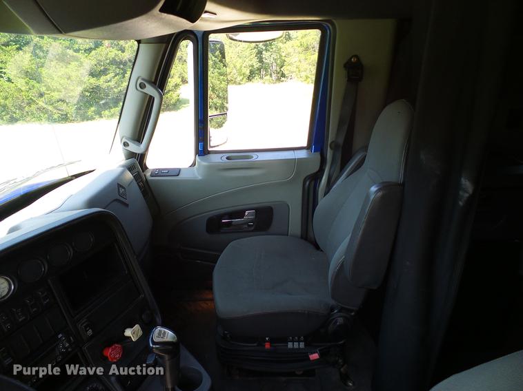image for item DD8341 2013 International ProStar Plus semi truck