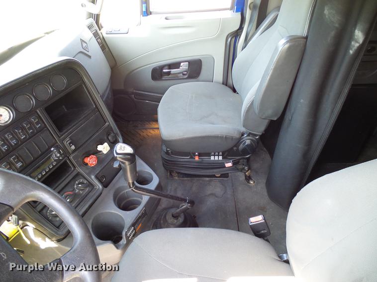 image for item DD8341 2013 International ProStar Plus semi truck