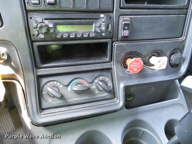 image for item DD8341 2013 International ProStar Plus semi truck