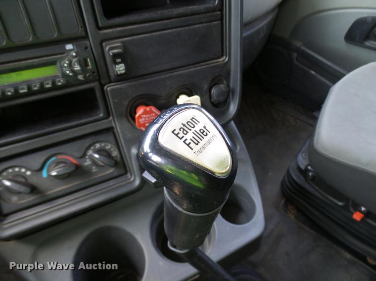 image for item DD8341 2013 International ProStar Plus semi truck